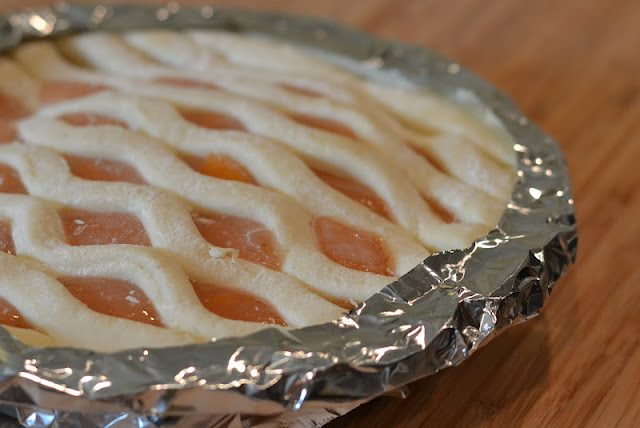 How to Easily Cover the Edges of a Pie Crust with Tinfoil